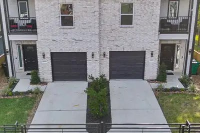 Image de Chic Modern Getaway: Indoor Basketball, Huge TVs, & Smart Living