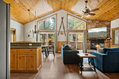 Image de Llama Bear Lodge + Hot Tub + Game Room + Pets