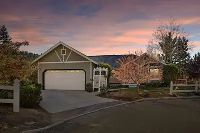 Image de Lakefront Views + Private Dock + Outdoor Kitchen