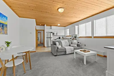 Image de Cozy Ski-in 1 Bedroom Suite, short walk to village & ski lifts, family friendly.