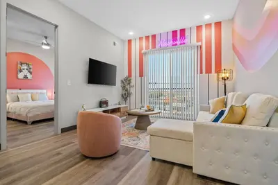 Image de 8Min to Honky-Tonks + Free Parking, Sleeps 6!