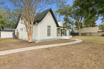 Image de Charming 4-Bedroom Retreat with Pool & Modern Amenities