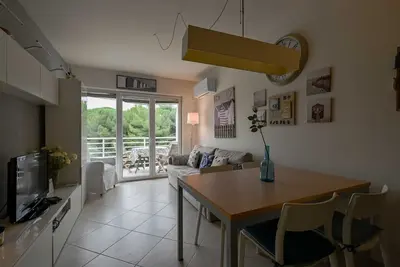 Image de Scenic and Refined Retreat Apartment with Balcony - Three Bedroom Apartment with Balcony
