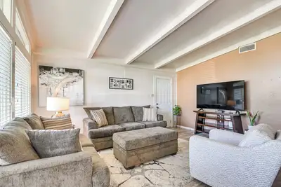 Image de 5 Mi to Texas City Dike & Beach: Home w/ Yard!