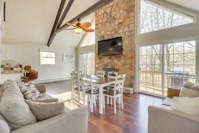 Image de Ski, Hike & More: Poconos Home w/ Hot Tub