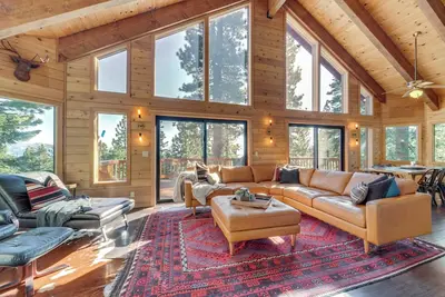 Image de 4 Mi to Lake Tahoe: Family Cabin w/ 3 Decks!