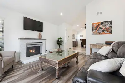 Image de Home by the Harbor - Quiet 2-bedroom near the beach, walk to everything