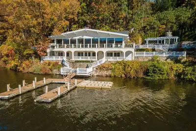 Image de Escape to a Celebrity Chef's Waterfront Lake House