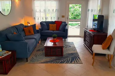 Mango Tree Cottage with Chill Pool. Short Walk To The Beach