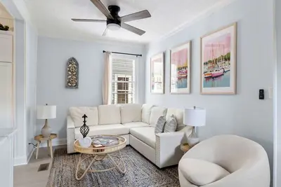 Image de The Jasmine Retreat - Newly Renovated - Downtown!