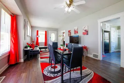 Image de Rubi Lounge: Comfy 1br Lower Unit | Patio, Porch & Parking  • 8 Mins to Downtown