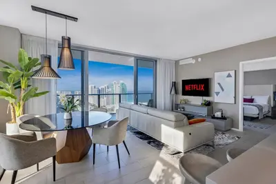 Image de A World of Beauty: The Breathtaking View Stylish Apartment