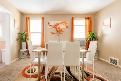 Image de Sunstone Retreat: Stylish Escape 1br Upper Unit, Laundry & Parking • 9 Min To Downtown
