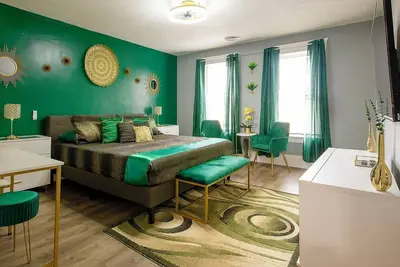 Image de Emerald Oasis: Stylish Tremont 2br Upper Unit by Christmas Story House | Parking •7 Min to Downtown