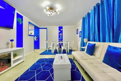 Image de Sapphire Haven: Charming 1br Upper Unit Retreat | Laundry, Parking, Safe Location • 8 Min to Airport