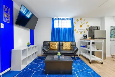 Image de Sapphire Haven: Charm & Cozy 1br Private Basement Retreat | Laundry & Safe Location • 8 Min To Airport