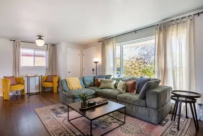 Image de 5bd Near Downtown - Movie Theater & Bbq Backyard