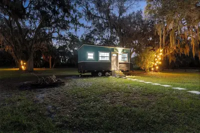 Image de Charming Tiny Home on Wheels with Firepit