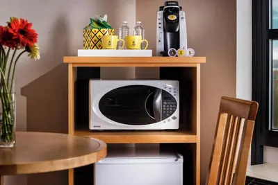 Image de Spacious King Suite, Tropical Welcome, Staypineapple, Easy Uw Access