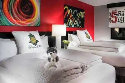 Image de 2 Vibrant Rooms Near Space Needle w/ Designer Toiletries & Funky Decor