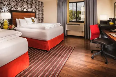 Image de Ideal for Groups: 2 Rooms w/ Pool Access Steps Away from the Space Needle