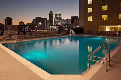Image de Queens Getaway Room, Holiday Inn, Complimentary Breakfast, 6th St, 2 Rooms