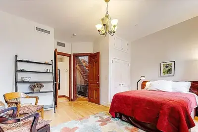 Image de \"Massive 3-Bed, 3-Bath Duplex Luxury Meets Charm! 10 Mins From Times Square\"