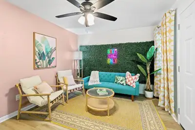 Image de Downtown Pet-Friendly Condo with fenced yard. Close to everything!