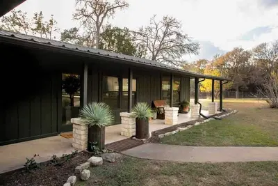 Image de Alpaca Acres Ranch: 2br  Farmhouse in Wimberley near Wineries on 10acres Ranch