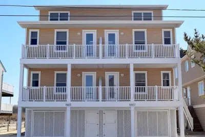 Image de Beach Front with Spectacular Ocean Views!