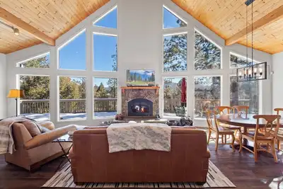 Image de Spacious Mountain Chalet | Pet Friendly | Fireplace | Billiard Table | Royal Retreat