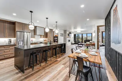 Image de Hot Tub + Close to Downtown, Smith Fields and Whitefish Mountain Resort!