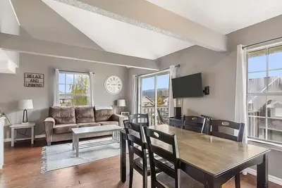Image de 2br Cozy Condo ~ Centrally Located ~ Free Tickets Included! (Fc1-5)
