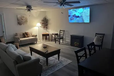 Image de Cozy 2-bedroom basement apartment in charming Memphis In. with WiFi, office area