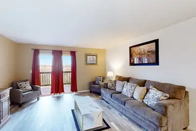 Image de Spacious condo w/shared pool, a/c, balcony - close to the lake & Sdc
