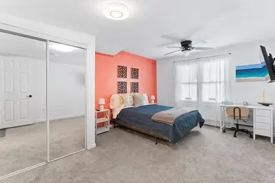 Image de Sandpiper Place: 1 block to free beach w/ Ny views. 30min to Nyc. Private drive.