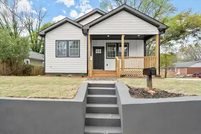 Image de Spacious 4-bedroom house with Ac and WiFi in charming neighborhood