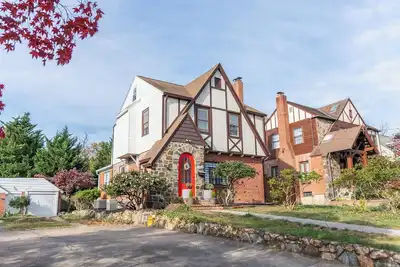 Image de Charming 3br Cottage with Ample Parking in the Heart of Arlington, dog friendly