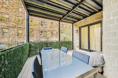 Image de Beautiful Lincoln Park condominium with 4 bed, 2. 5 b, luxurious gourmet kitchen.
