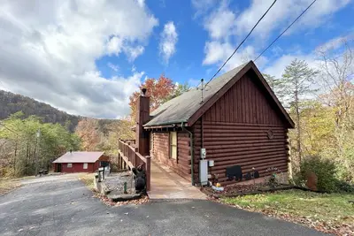 Image de Honeymoon log cabin with heart shaped whirlpool Tub & Hot Tub on Covered Porch