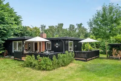 Image de Cozy cottage near the beautiful RĂĄgeleje beach.