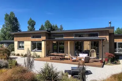 Image de Stylish Rammed Earth Lake Hawea House on Large Section