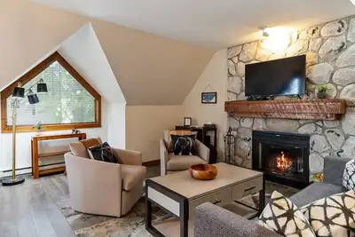 Image de 2br | Gleneagle | King bed | Heated Floors | Golf Course Views | Wood Burning Fireplace