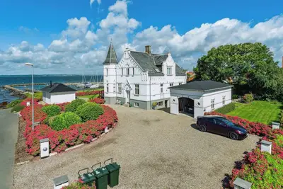 Image de Exclusive villa with panorama and beach.