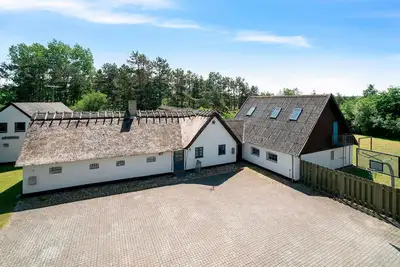 Image de 13-room holiday home, 500 m to the beach