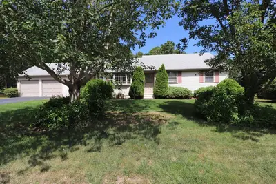 Image de One level home with private yard - close to everything!