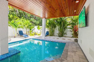 Image de Gulf view~Elite Rating top 1%~New 3 bed 3 bath~Heated Pool~30 sec walk to beach!