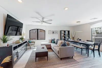 Image de Indulge in Luxury and Comfort in Scottsdale, Az where cozy meets chic