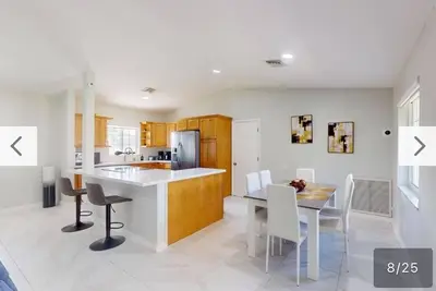 Image de Spacious home with enclosed yard, fire pit and playground