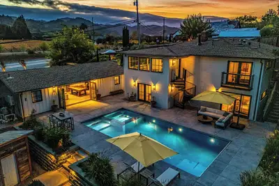 Image de Escape to Dry Creek Valley in Healdsburg in a Beautifully Renovated Farm House